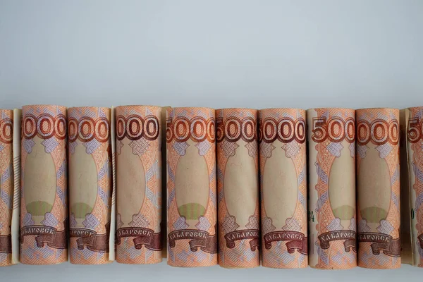 Billetes rusos 5000 rodados sobre un fondo blanco. — Foto de Stock