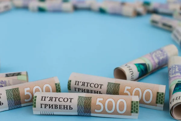 Ukrayna 500 banknotluk banknotlar halinde mavi arka planda. Ukrayna parası.