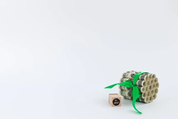 100 dolarů svázaných zelenou stuhou a dřevěnou kostkou se slovy pro vás. — Stock fotografie