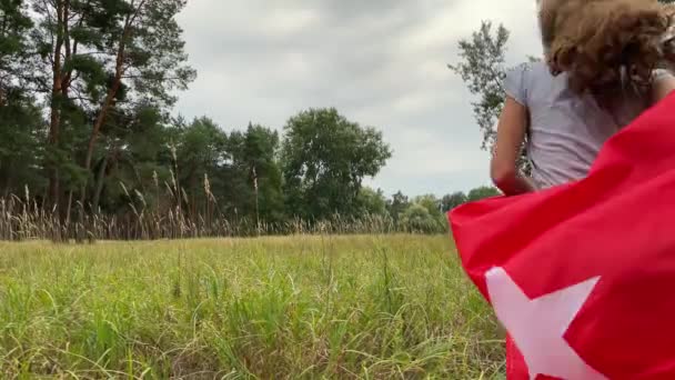 4k дівчинка втікає з великим турецьким прапором. Погляд назад. — стокове відео