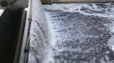 4k Küçük Şelale. Dökülen suyla geçit.