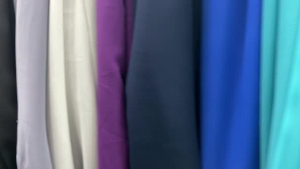 4k Flerfärgat tyg i textilbutik. Chiffong i olika färger. — Stockvideo