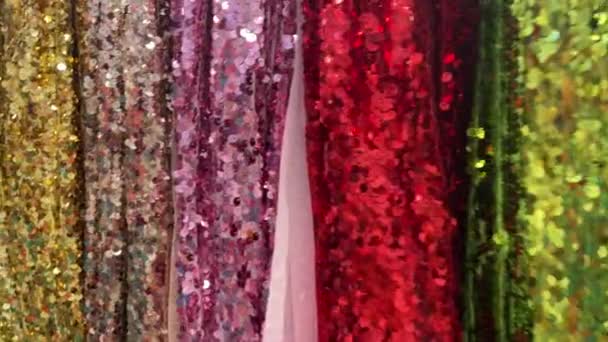 4k Tessuto multicolore lucido in un negozio tessile. Tessuto di paillettes. — Video Stock