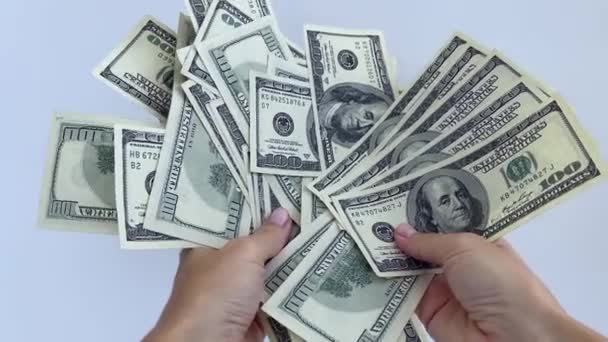 4k Veel dollars vallen in handen. Begrip verlies van geld. — Stockvideo