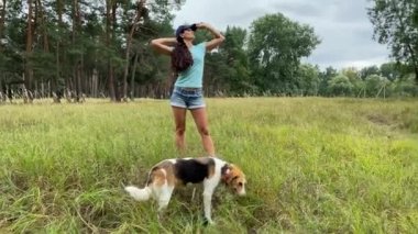 4k Kız parkta köpek ve temiz havayla gezmekten zevk alıyor..