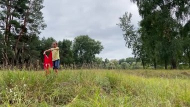 4K Türk bayrağıyla omuzlarını örten küçük kız.