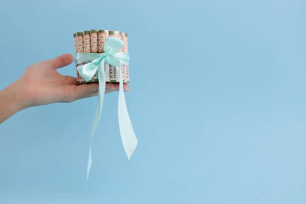 Ukrayna 'nın 500 banknotluk banknotunu elinde tutan kadın hediye kurdelesiyle bağlanmış..