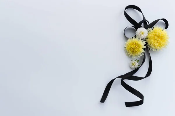 Прикраса з чорної ритуальної стрічки з жовтими квітами . — стокове фото