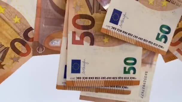 Банкноты в 4k 50 евро медленно падают. Деньги фон. — стоковое видео