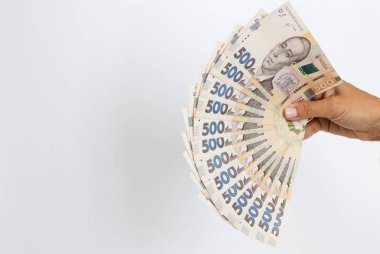 Ukrayna parası. Ukrayna 'nın 500 banknotu bir kadının elinde. Metin için alanı olan beyaz bir arkaplanda.