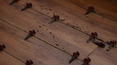 Zemine seramik fayans döşeme. Kat seviyelendirme sistemi. 4k görüntü