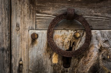 Paslı bir doorknocker
