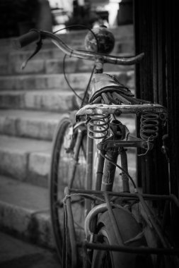 Arkadan eski bisikleti