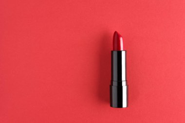 Kırmızı arkaplanda kırmızı ruj izole edilmiş..