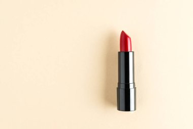 Krem arkaplanda kırmızı ruj izole edilmiş..