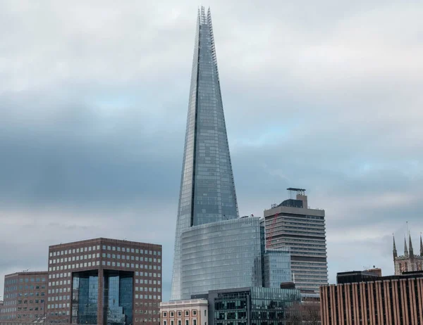 Londoni Szilánk Napkeltekor Más Épületekkel Körülvéve Hatalmas Felhőkarcoló — Stock Fotó