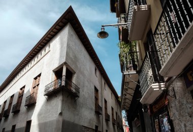 Pamplona 'nın eski şehri, sabahları güzel evler. Zentro. İspanya tatili.