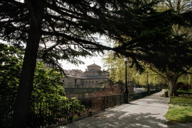 Pamplona tarihi merkezi, parkta görülen Bazilika de las Agustinas Recoleteas. İspanya tatili.