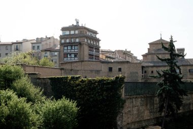 Güneşli bir sabahta Pamplona tarihi merkezi. İspanya tatili.