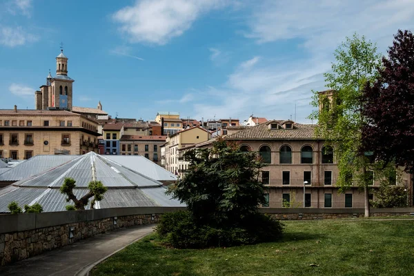 Arka planda katedral olan Pamplona eski şehir manzarası. Güneşli bir sabah. İspanya tatili.