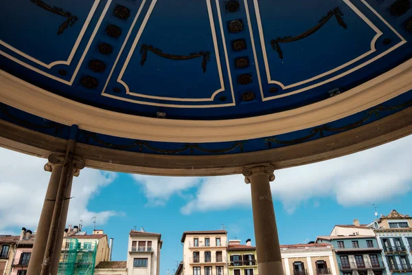 Pamplona Band Stehen Mit Schönen Gebäude Hinter Spanien Urlaub — Stockfoto