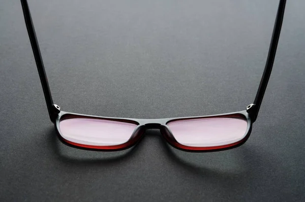 Óculos Masculinos Elegantes Uma Moldura Preta Fundo Preto Visão — Fotografia de Stock
