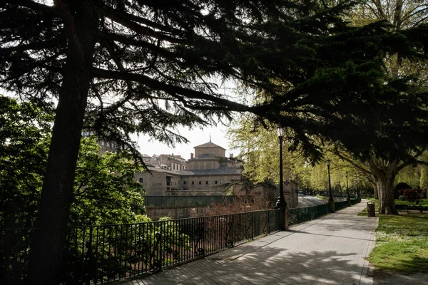 Pamplona tarihi merkezi, parkta görülen Bazilika de las Agustinas Recoleteas. İspanya tatili.
