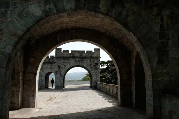 Pamplona 'nın eski kapılarında sabah kemerlerin altında bir adamla. İspanya tatili.