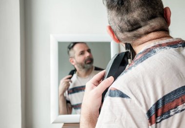 Olgun bir adam Coranavirus kilitlenirken kendini kesiyor..