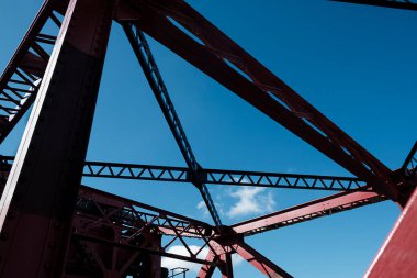 Londra 'daki eski bir kırmızı köprünün soyut grafik tasarımı.