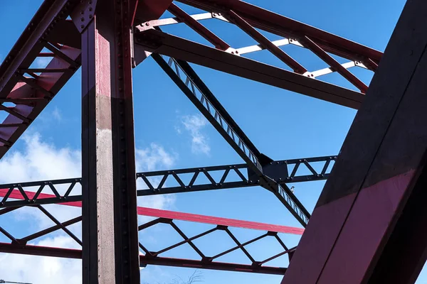 Londra 'daki eski bir kırmızı köprünün soyut grafik tasarımı.