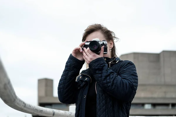 Young Attractive Woman Taking Pictures Film Camera Urban Environment — Stock Photo, Image