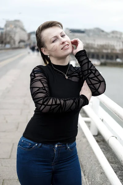 Красивая Молодая Женщина Позирует Мосту Ватерлоо Лондоне Ветреный День — стоковое фото