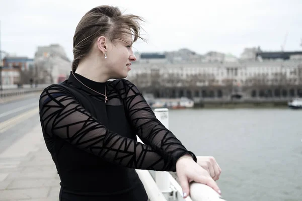 Hermosa Joven Posando Puente Waterloo Londres Día Ventoso —  Fotos de Stock