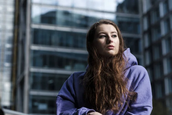 Портрет Молодой Женщины Фиолетовом Поту Капюшоне Финансовая Среда — стоковое фото