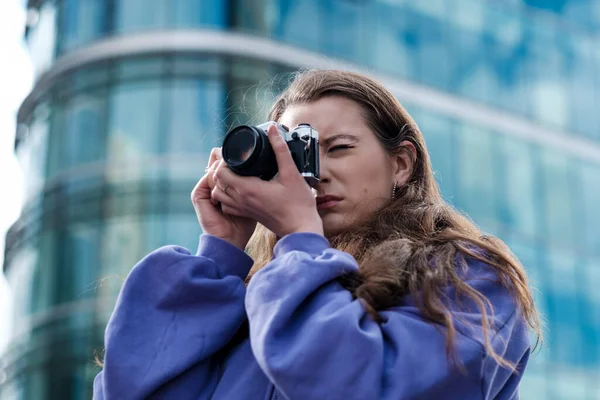 Portret Van Een Jonge Vrouw Met Een Paarse Capuchon Die — Stockfoto