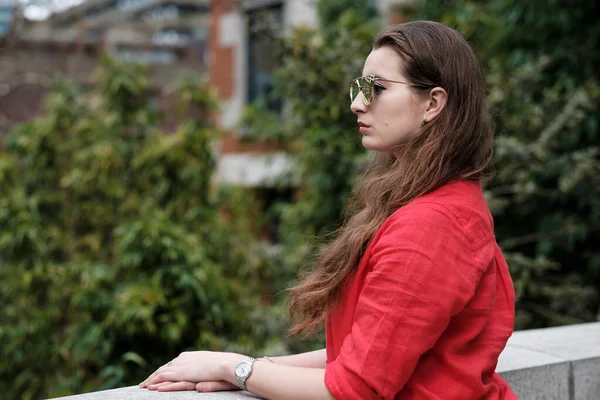Retrato Mujer Joven Camisa Roja Con Gafas Sol Espejo Modelo —  Fotos de Stock