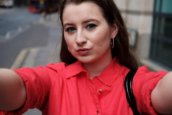 Mujer Joven Con Una Camisa Roja Usando Teléfono Inteligente Calle —  Fotos de Stock