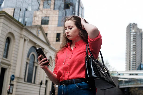 Mujer Joven Con Una Camisa Roja Usando Teléfono Inteligente Calle — Foto de Stock