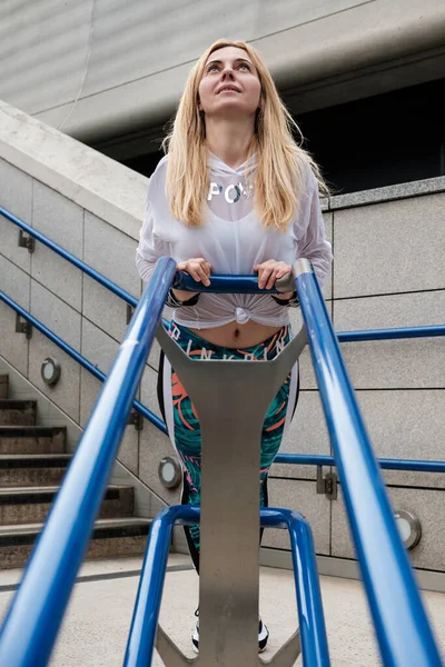 Здоровая Привлекательная Женщина Делает Упражнения Лестнице Использует Перила Снаружи — стоковое фото