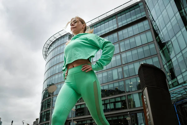 Mulher Madura Atraente Vestindo Roupas Esportivas Fazendo Exercício Uma Área — Fotografia de Stock