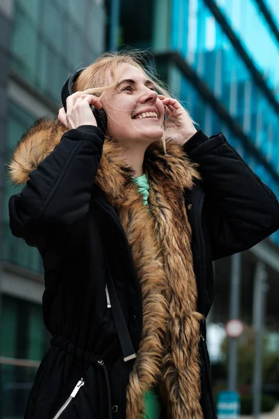 Hermosa Mujer Madura Con Abrigo Está Escuchando Música Disfrutando Ella — Foto de Stock