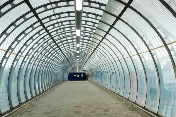 Poplar, Londra 'da yaya köprüsü. DLR istasyonuna yakın.