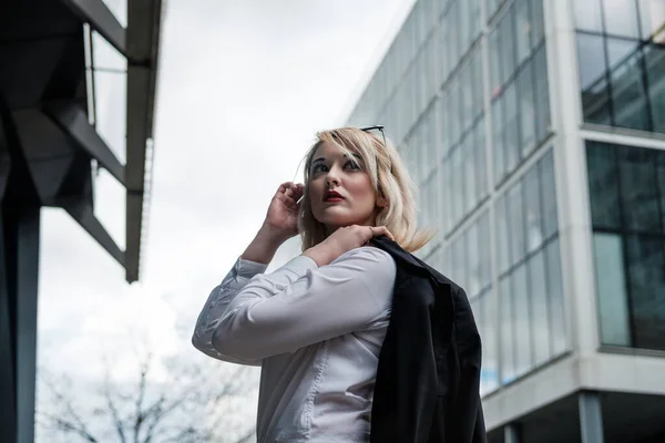 Retrato Una Hermosa Mujer Negocios Estilo Ejecutivo Ciudad Londres Lleva —  Fotos de Stock