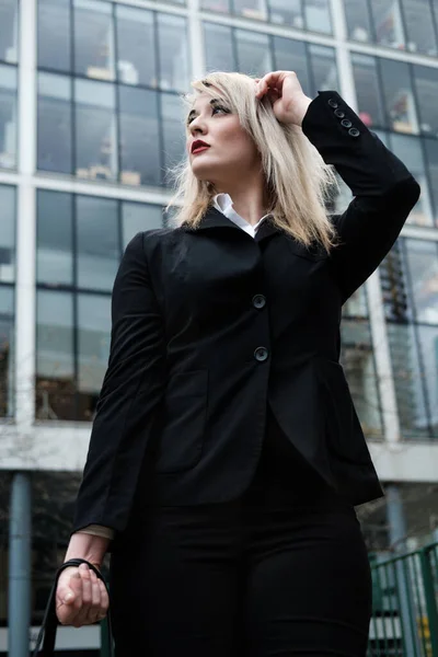 Retrato Estilo Vida Una Joven Mujer Negocios Con Edificio Oficinas —  Fotos de Stock