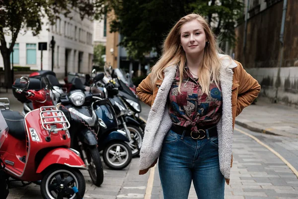 Retrato Una Joven Rubia Posando Con Unas Scooters Detrás Ella —  Fotos de Stock