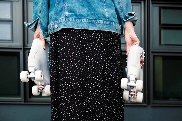 Achteraanzicht Van Meisje Met Rolschaatsen Met Beide Handen Draagt Spijkerjasje — Stockfoto