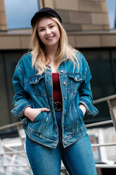 Портрет Молодой Женщины Позирующей Перилами Спиной Ней Джинсовая Куртка Брюки — стоковое фото