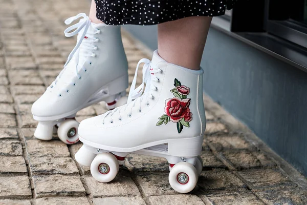 Patenli kadın bacaklarına yakından bak. Beyazlar ve taş kaldırımdalar..