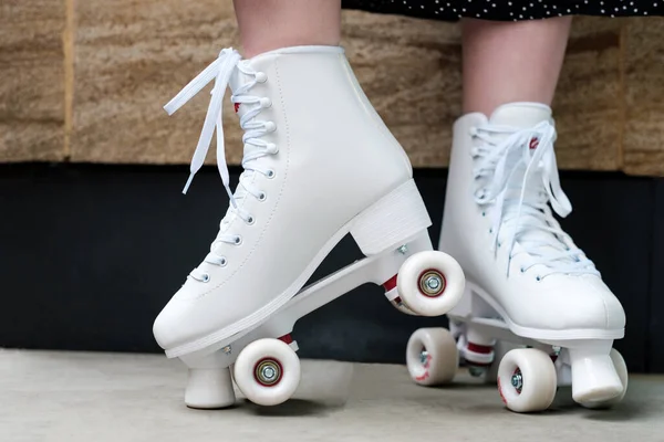 Patenli kadın bacaklarına yakından bak. Beyazlar ve arka plan gibi bir sütun var..